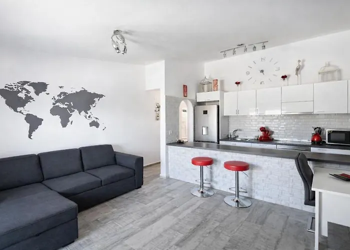 Poseidon - Stunning Ocean & Pool View Terrace Apartment *